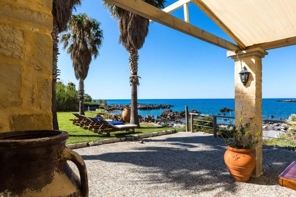 Villa Proto Helidoni - A Cozy Beachfront Villa Petres  Bagian luar foto