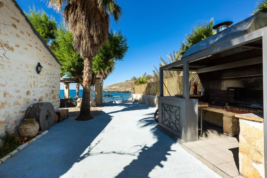 Villa Proto Helidoni - A Cozy Beachfront Villa Petres  Bagian luar foto