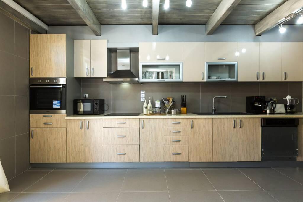Villa Proto Helidoni - A Cozy Beachfront Villa Petres  Bagian luar foto