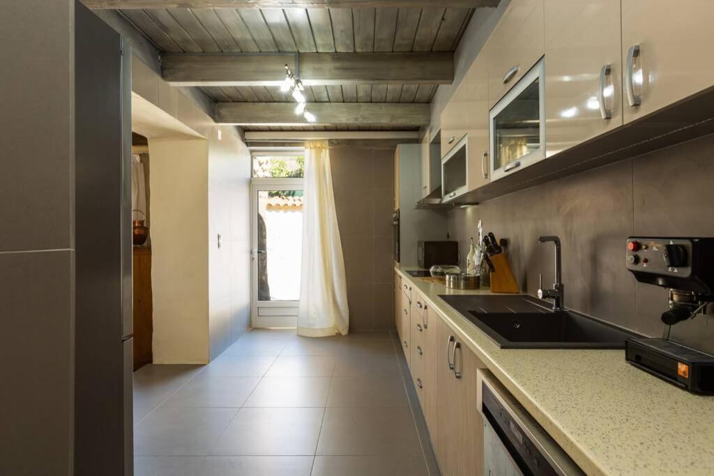Villa Proto Helidoni - A Cozy Beachfront Villa Petres  Bagian luar foto